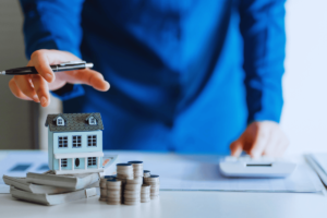 Investir ou poupar? Como decidir o melhor para você